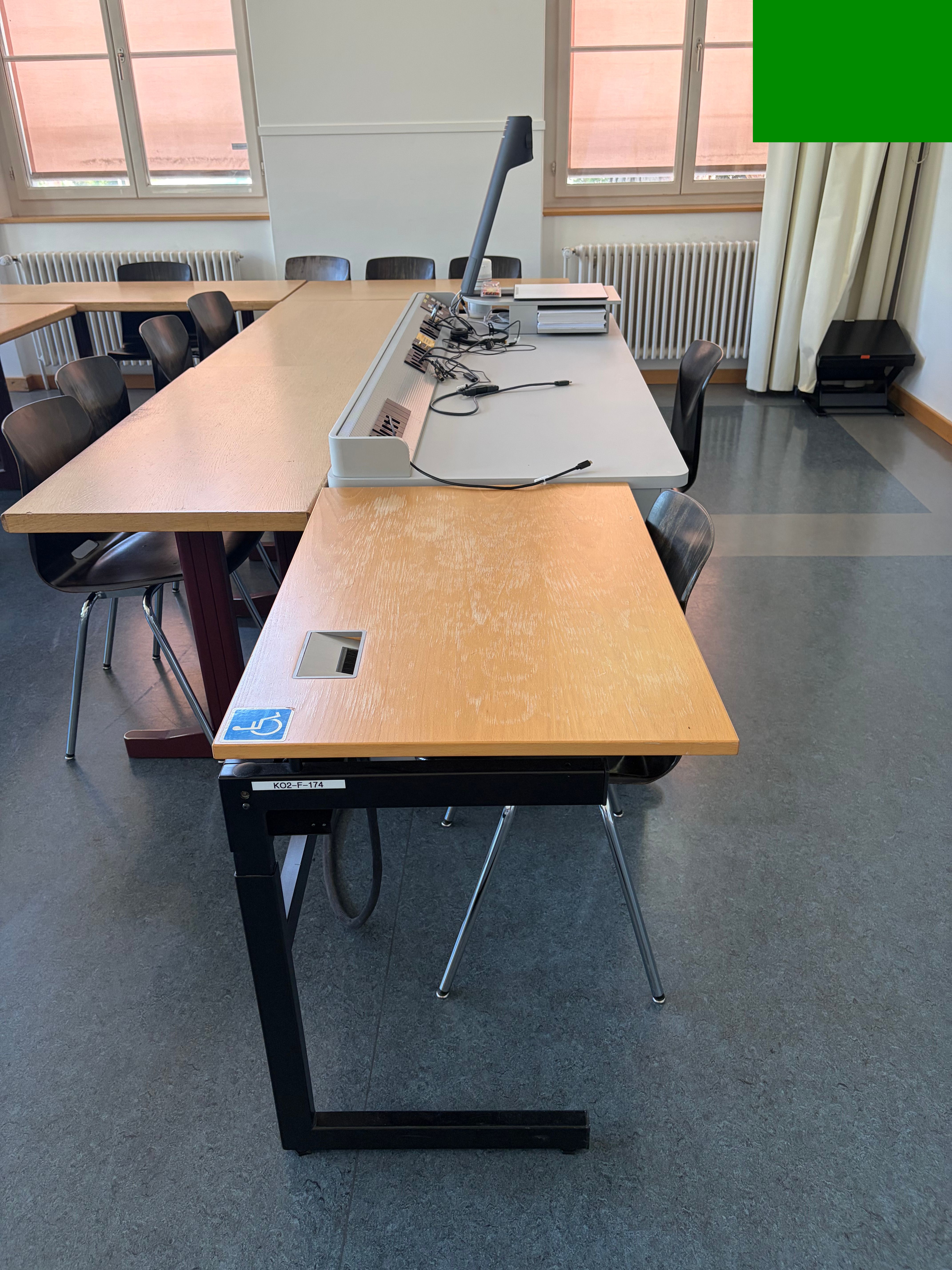 SOC F-101: Der Rollstuhlplatz innerhalb des Seminarraumes ist vorne neben dem Dozierendentisch platziert.