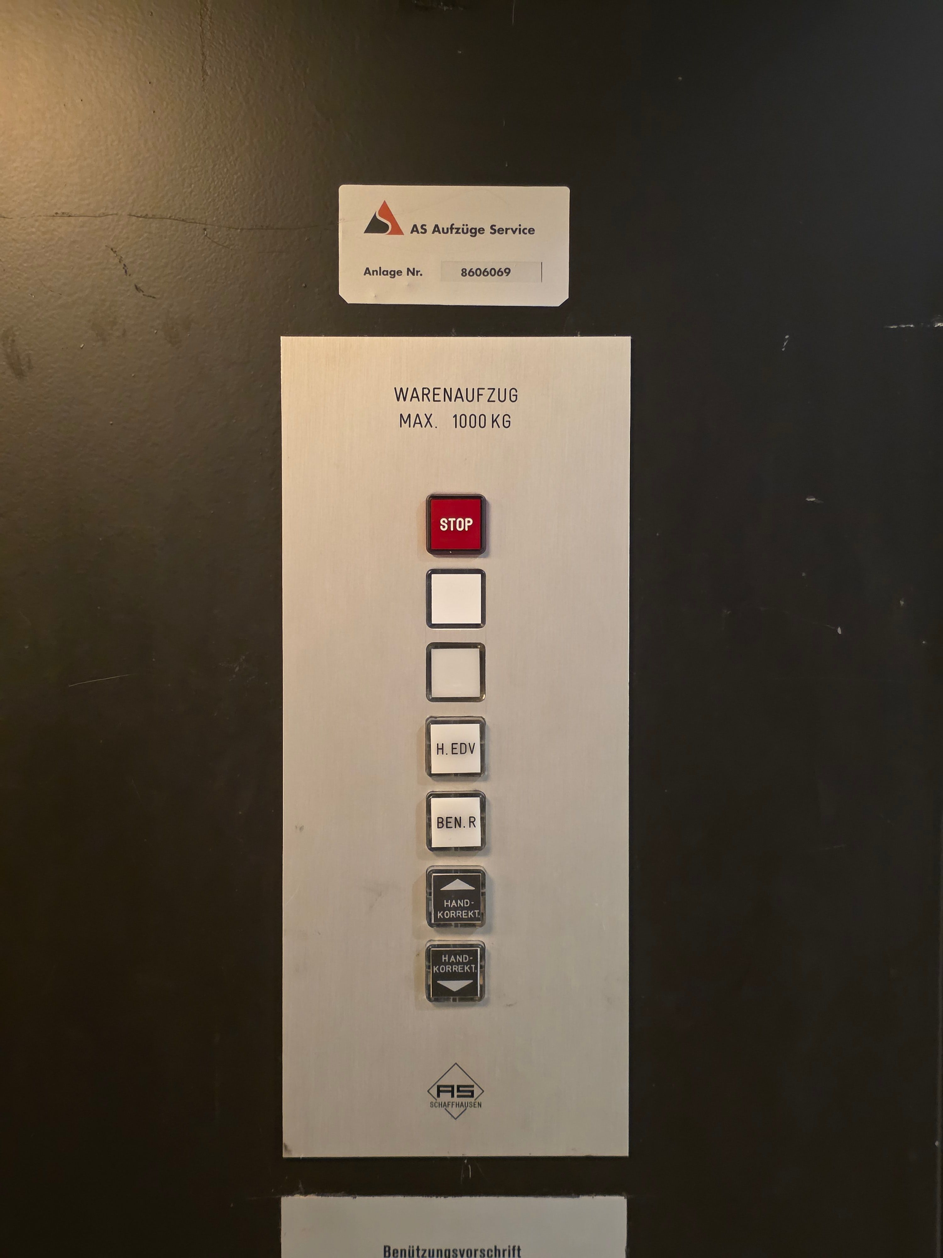 yY01, Warenlift zu den Computerräumen: Ansicht des Tastenfelds.