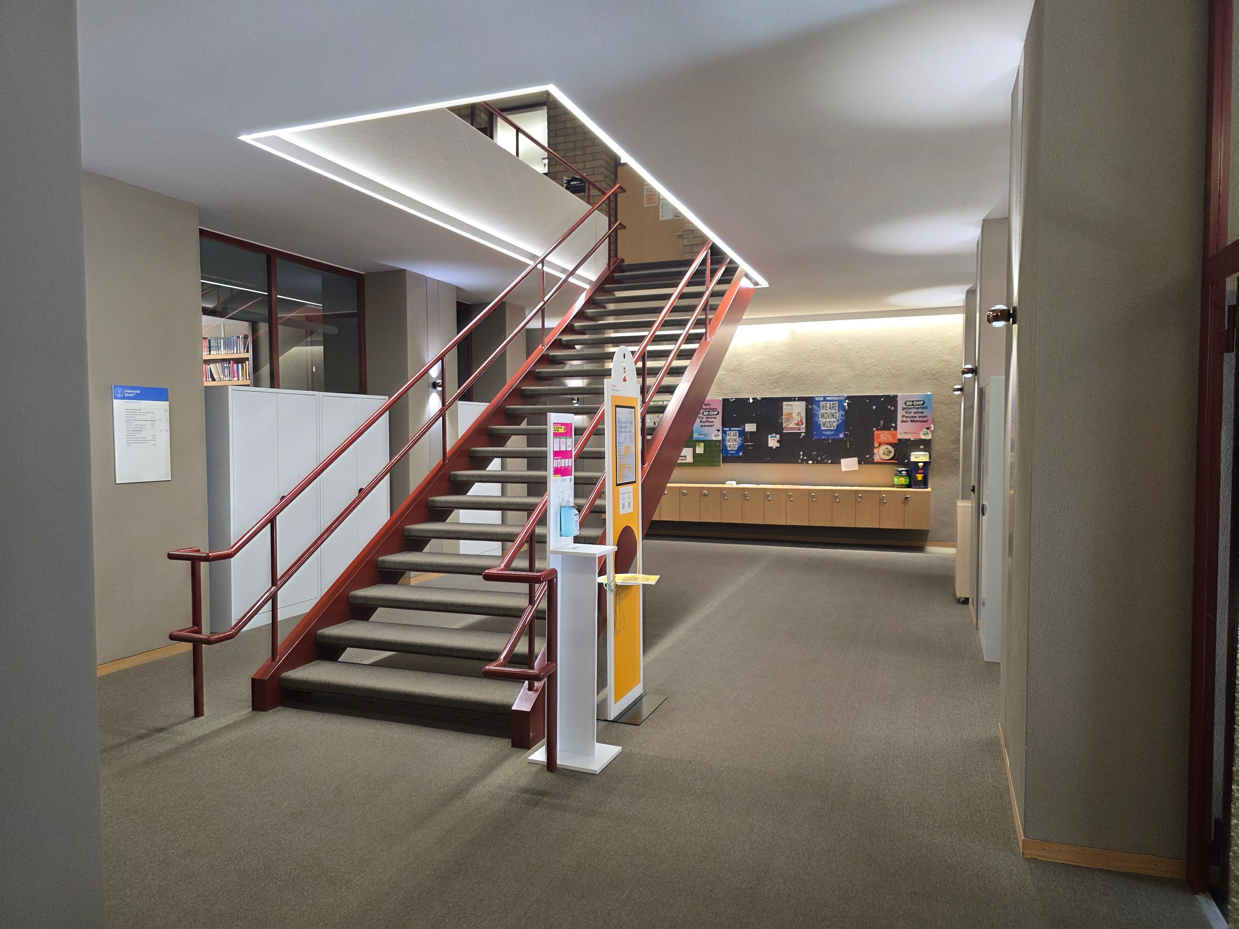 PLG Stockwerk A: Ansicht des Stockwerks von der Tür aus mit Blick auf die Treppe.