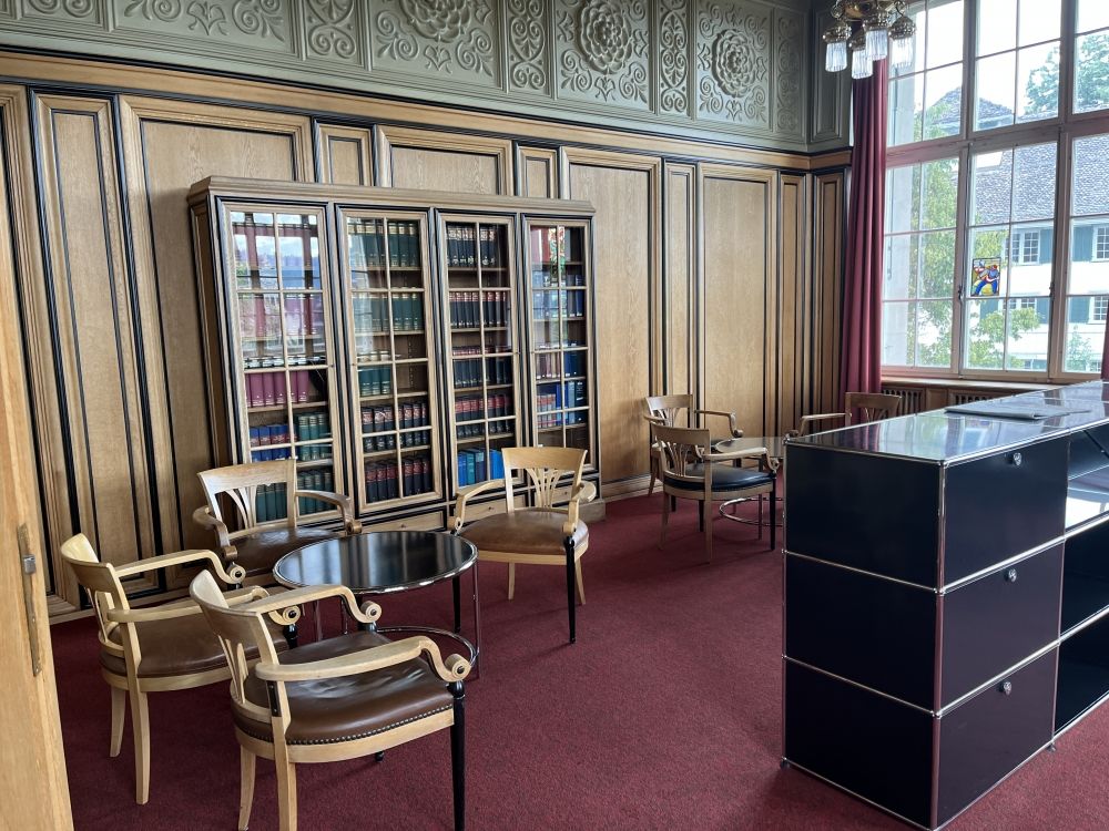 Aufenthaltsraum KOL-E-11: Blick in das Dozierendenzimmer vom Eingang her nach links.