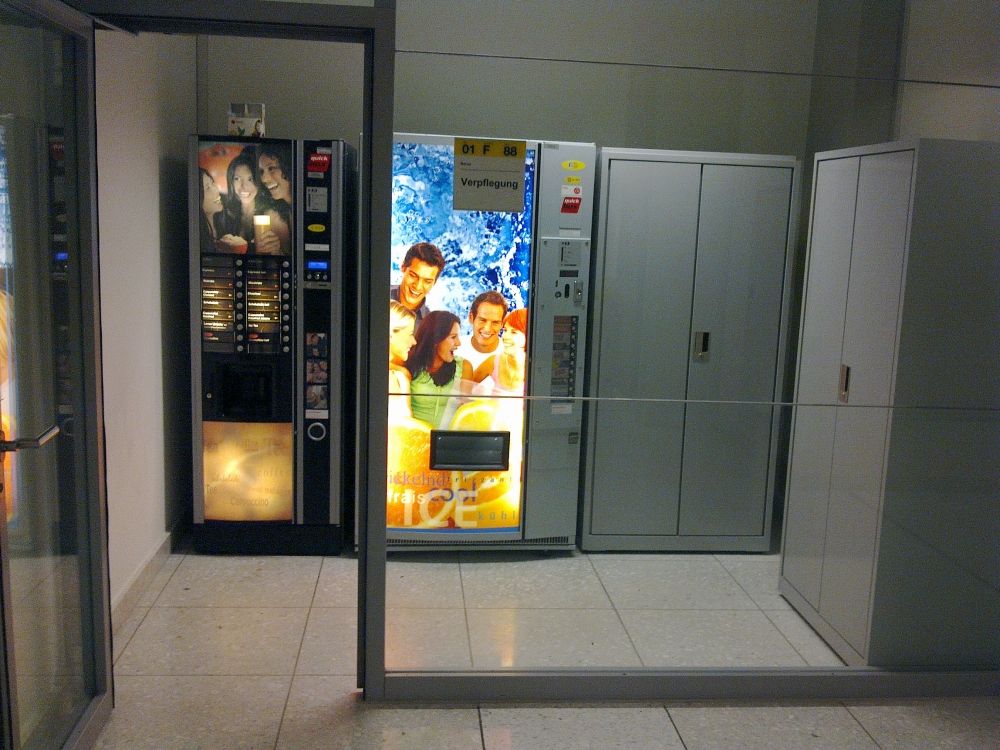 Y01-F, Kaffee- und Softdrinkautomat: Sicht auf die beiden Automaten.