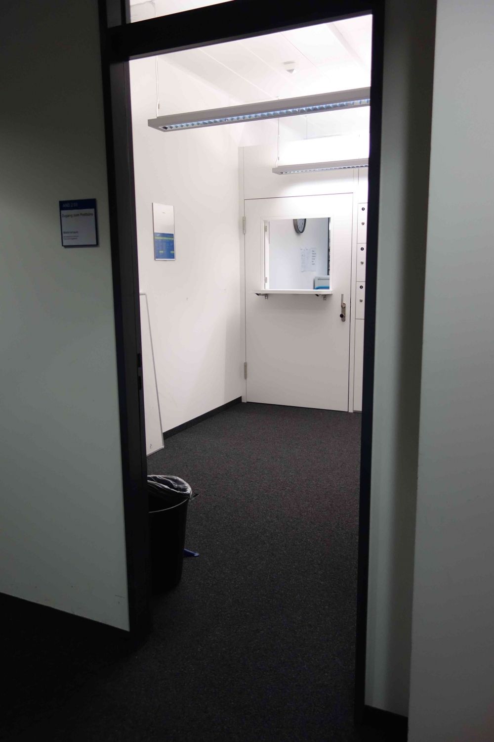 Postbüro AND-2-03: Eingang zum Vorraum des Postschalters vom Gang. Im Hintergrund ist der Schalter zu erkennen.
