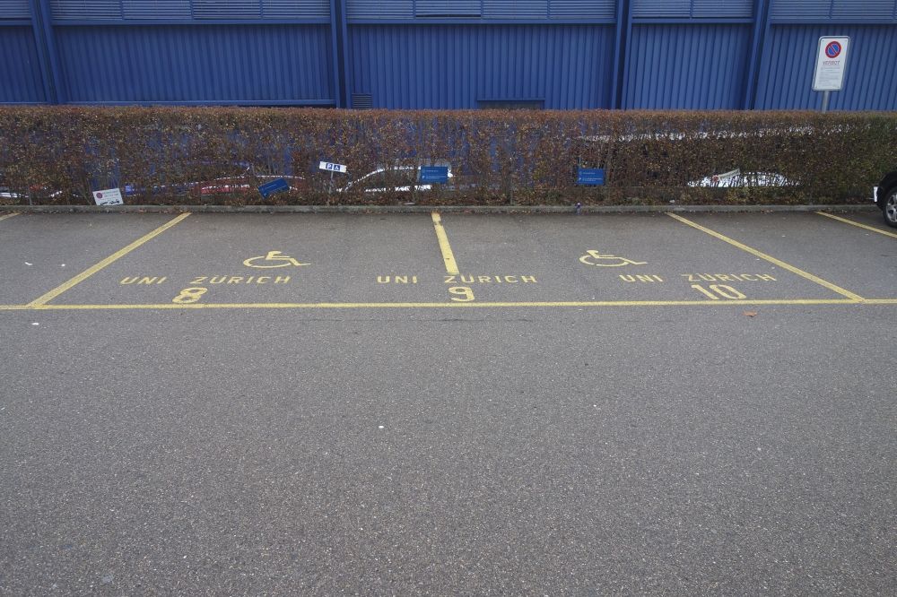 Gebäude AND: Die zwei Rollstuhlparkplätze rechts vom Gebäude.
