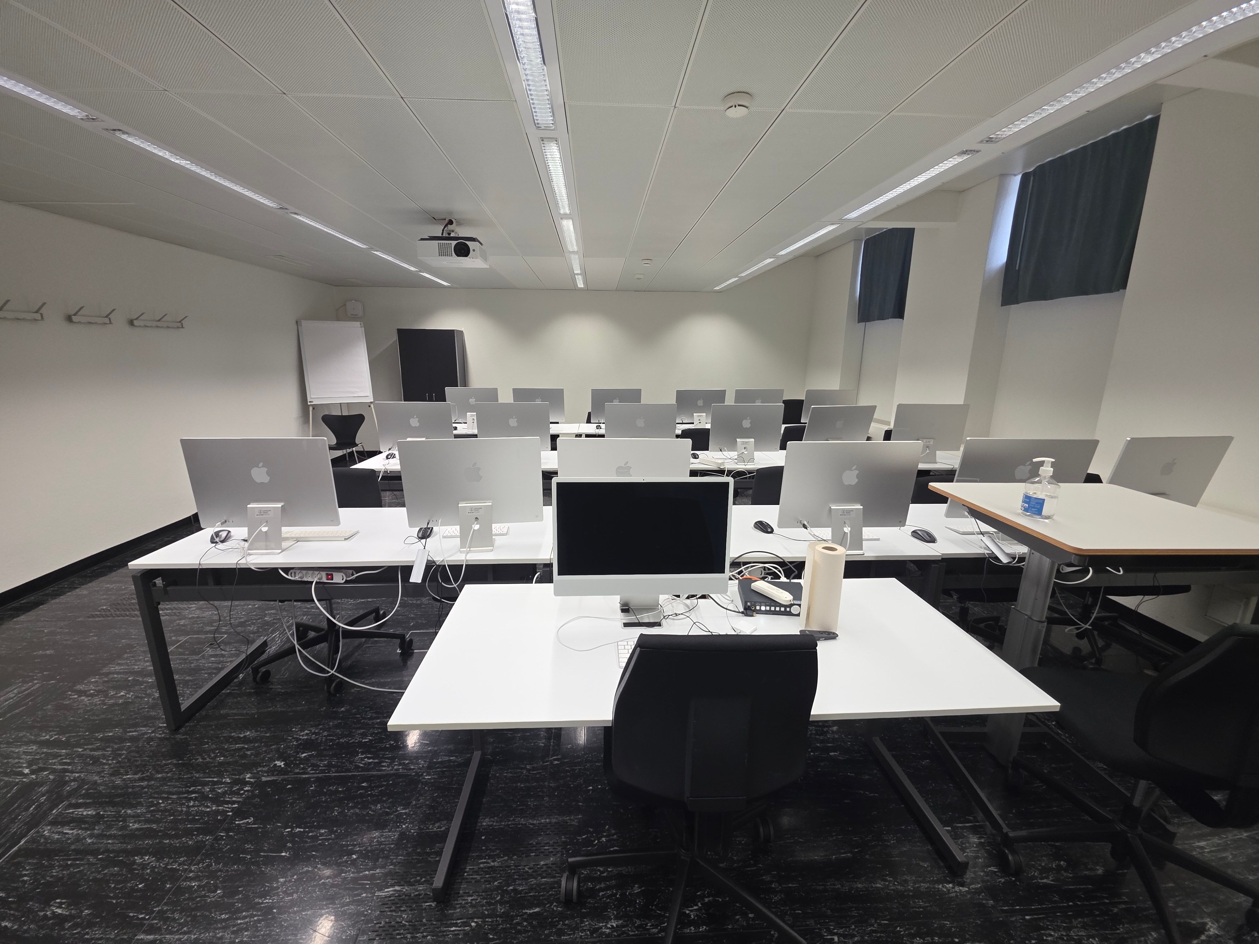 Computerkurs-Raum RAI-D-021: Blick auf die drei Tischreihen mit dem Rücken zum Whiteboard.
