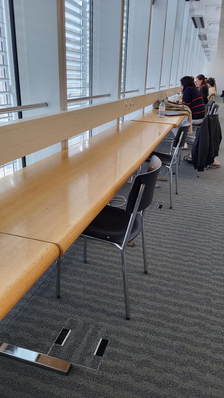AFL-G, Bibliothek: Arbeitsplätze. Auf der gegenüberliegenden Wand von der Eingangstür.