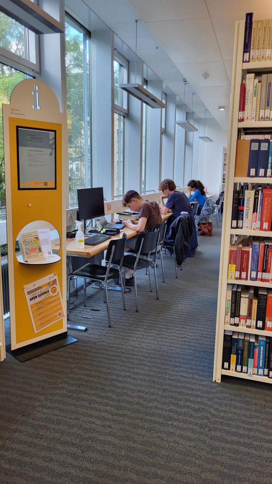 AFL-F, Bibliothek: Arbeitsplätze auf der Wand gegenüber vom Eingang. Der Eingang ist rechts vom Bild.