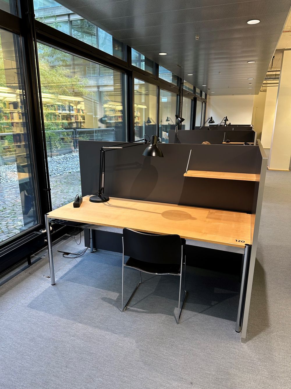 Y15-H, Bibliothek: Nahaufnahme Arbeitstisch.