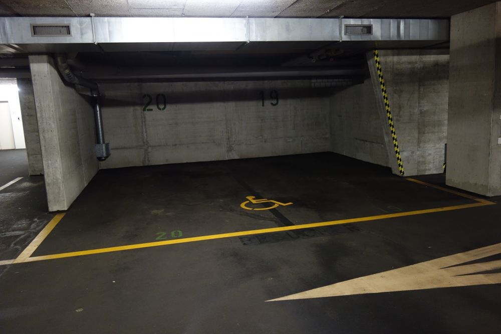Gebäude BIN: Rollstuhl-Parkplatz.