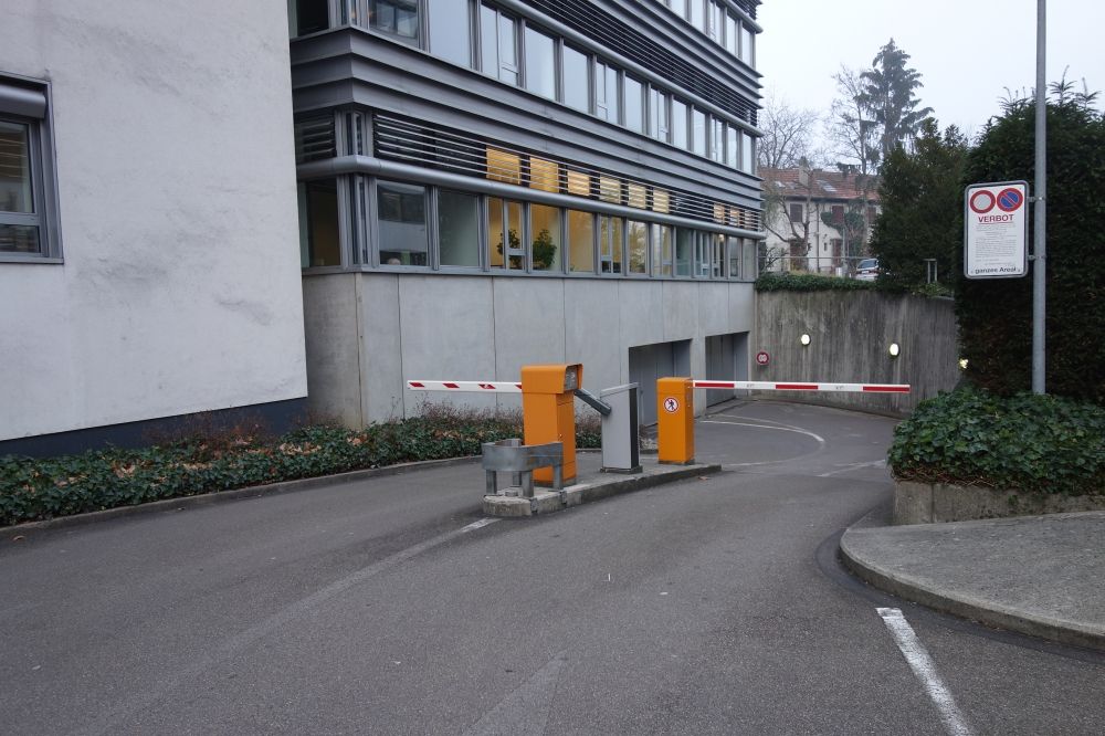 Gebäude BIN: Zugang zum Parkhaus.