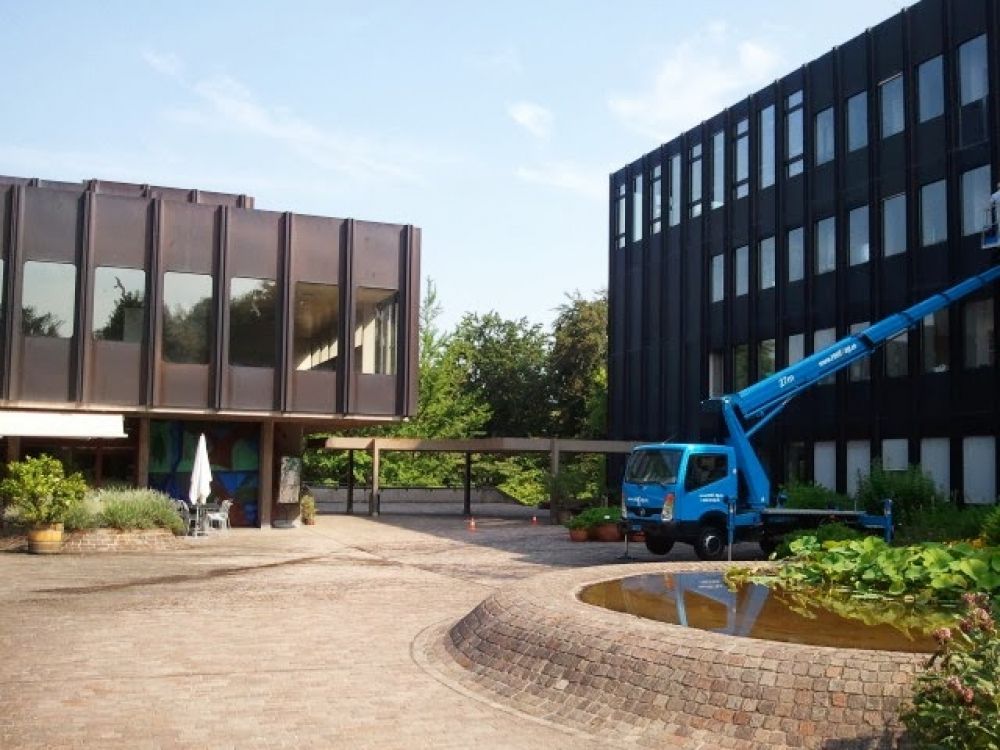 Gebäude BOT: Neben- (links) und Hauptgebäude (rechts).