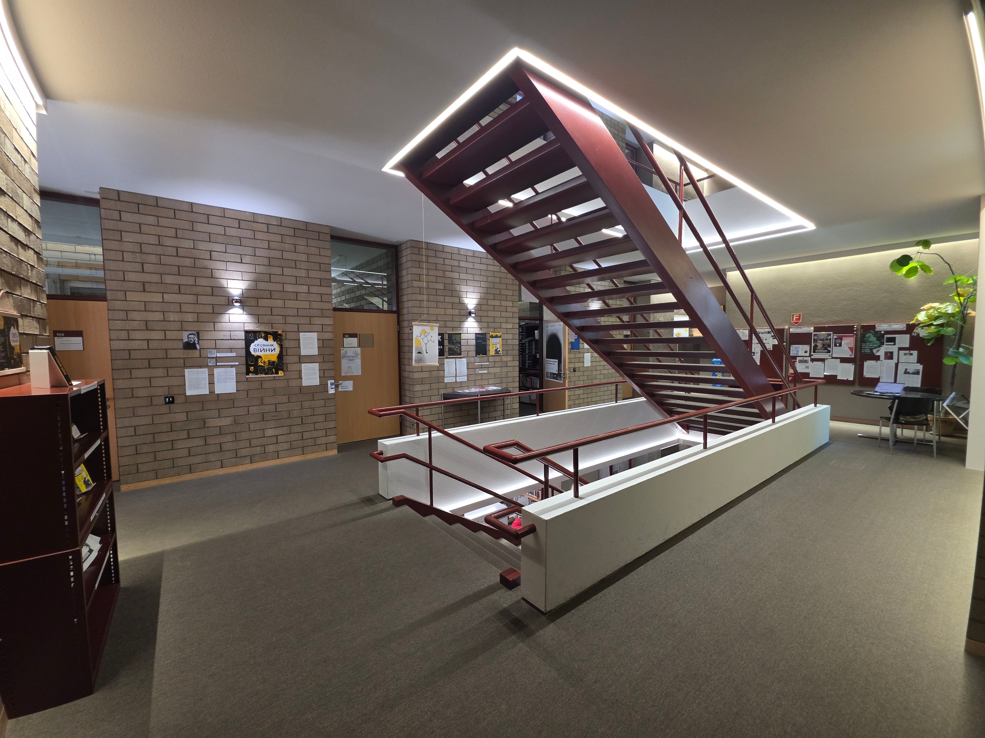 PLG Stockwerk B: Ansicht des Stockwerks. In der Mitte vom Bild sieht man die Treppe, die nach unten zum Stockwerk A führt.