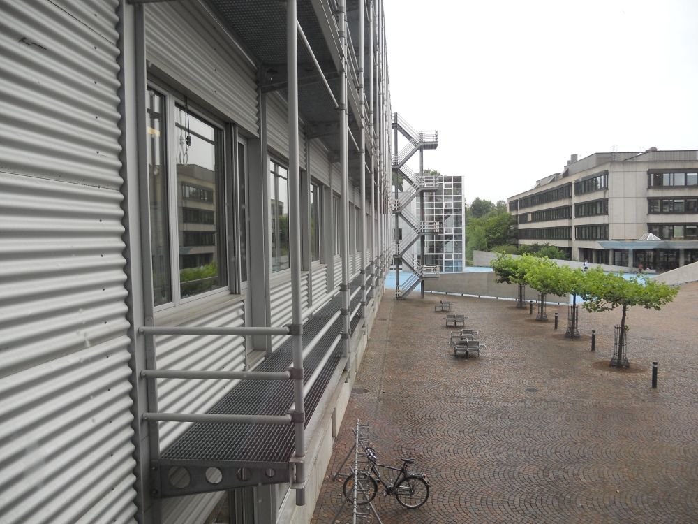 Y17-M, Balkon/Terrasse: Blick auf einen Balkon.
