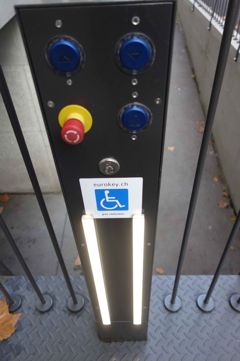 Gebäude RAA: Bedienung der Hebebühne.