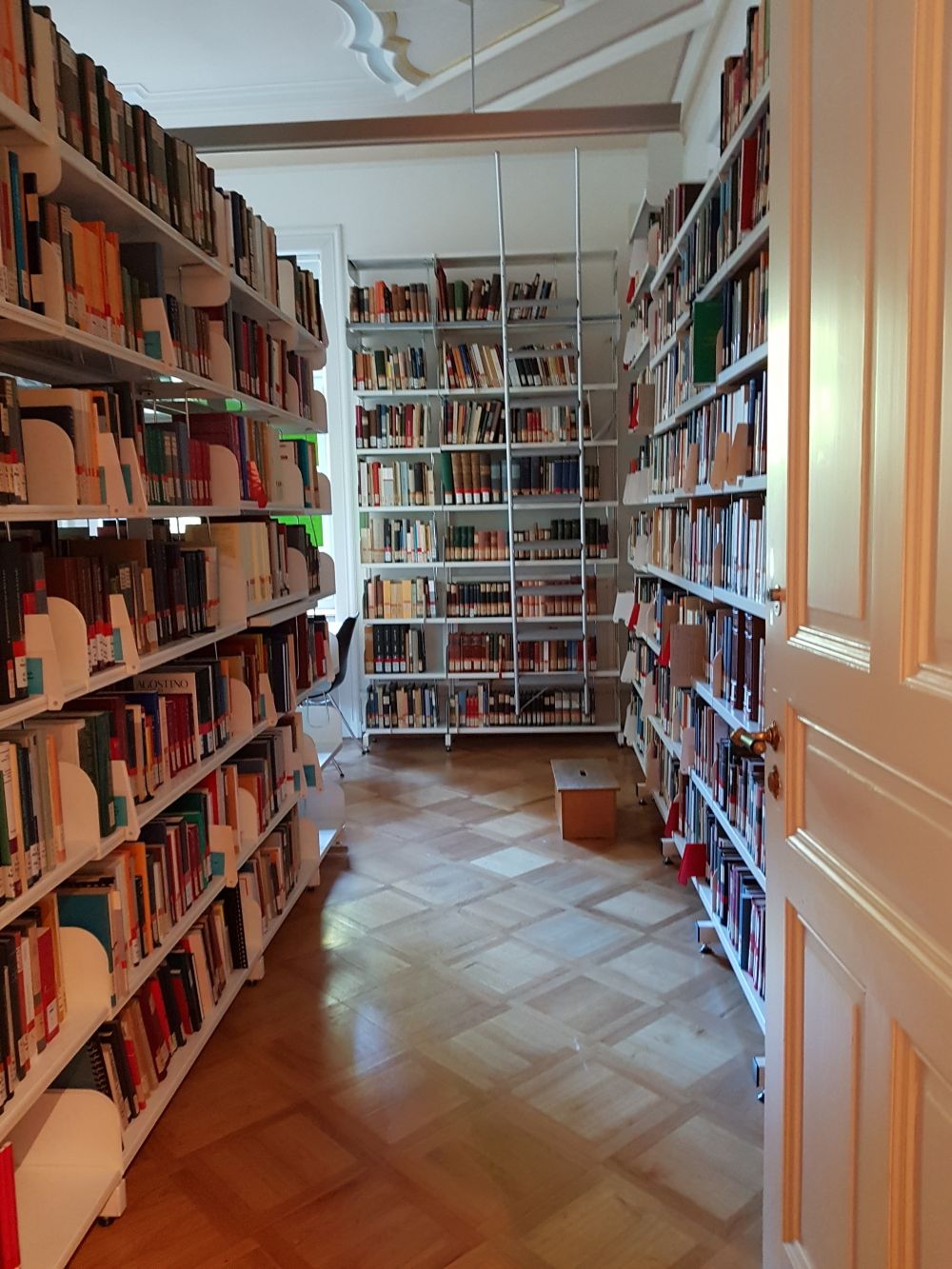 RAG-E, Bibliothek: Sicht auf den einen Gang innerhalb der Bibliothek.