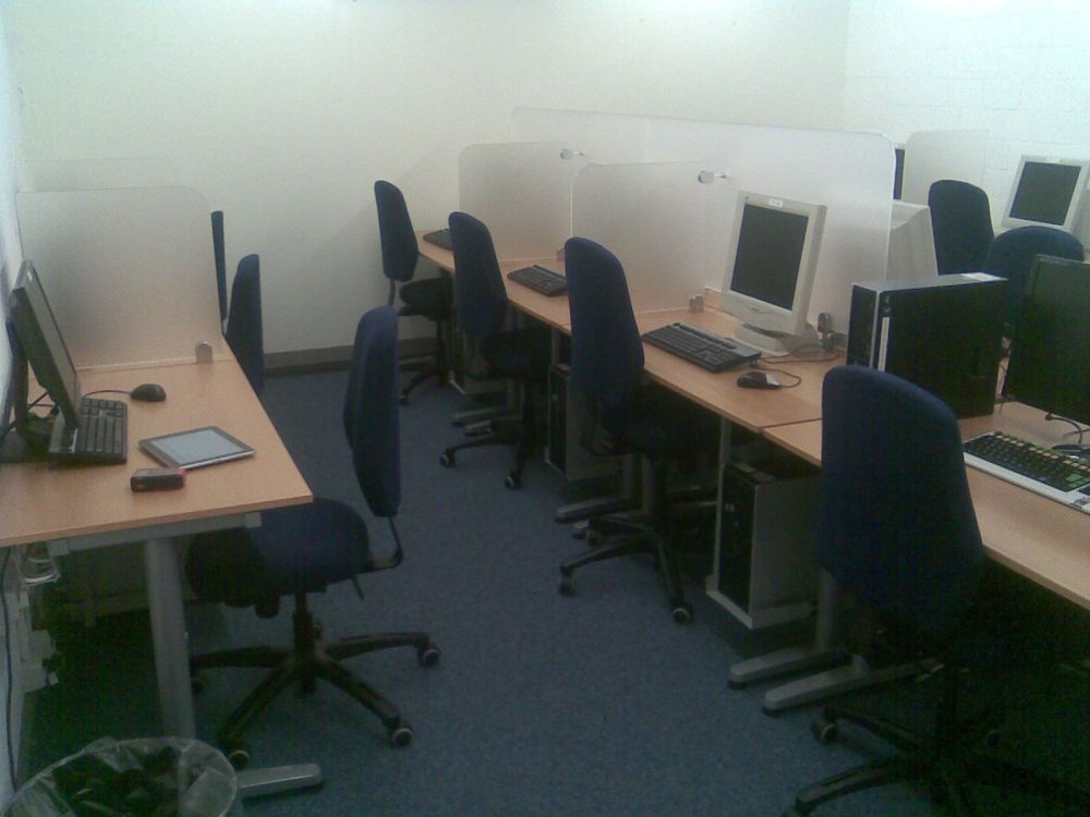 Labor PLD-D-04: Computerarbeitsplätze.