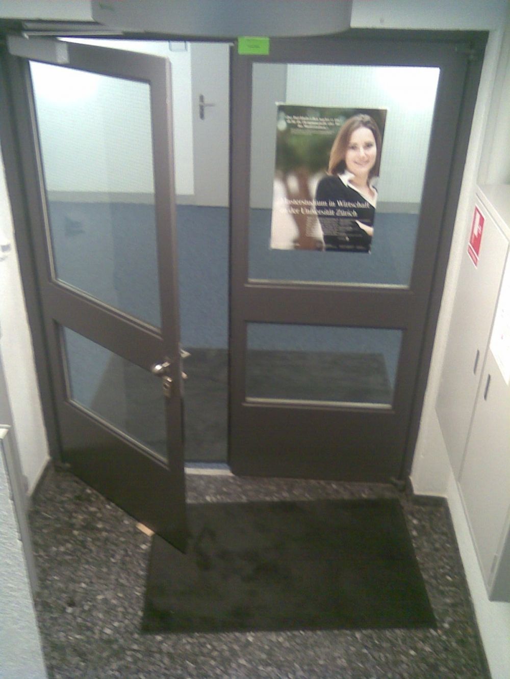 PLD, Stockwerk D: Eingangstür vom Stockwerk D, von der Treppe kommend.