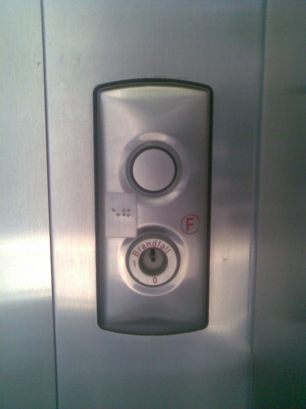 PLD, Lift: Brailleschrift neben den Tasten.