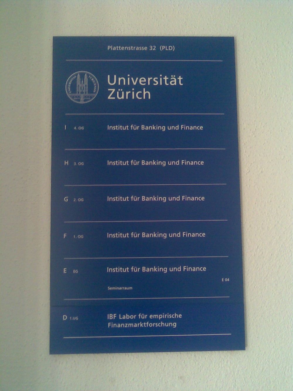 Gebäude PLD: Tafel, die beschreibt, dass sich auf Stockwerk D das
IBF Labor für empirische Finanzmarktforschung und und auf den Stockwerken E bis I das Institut für Banking und Finance befindet.