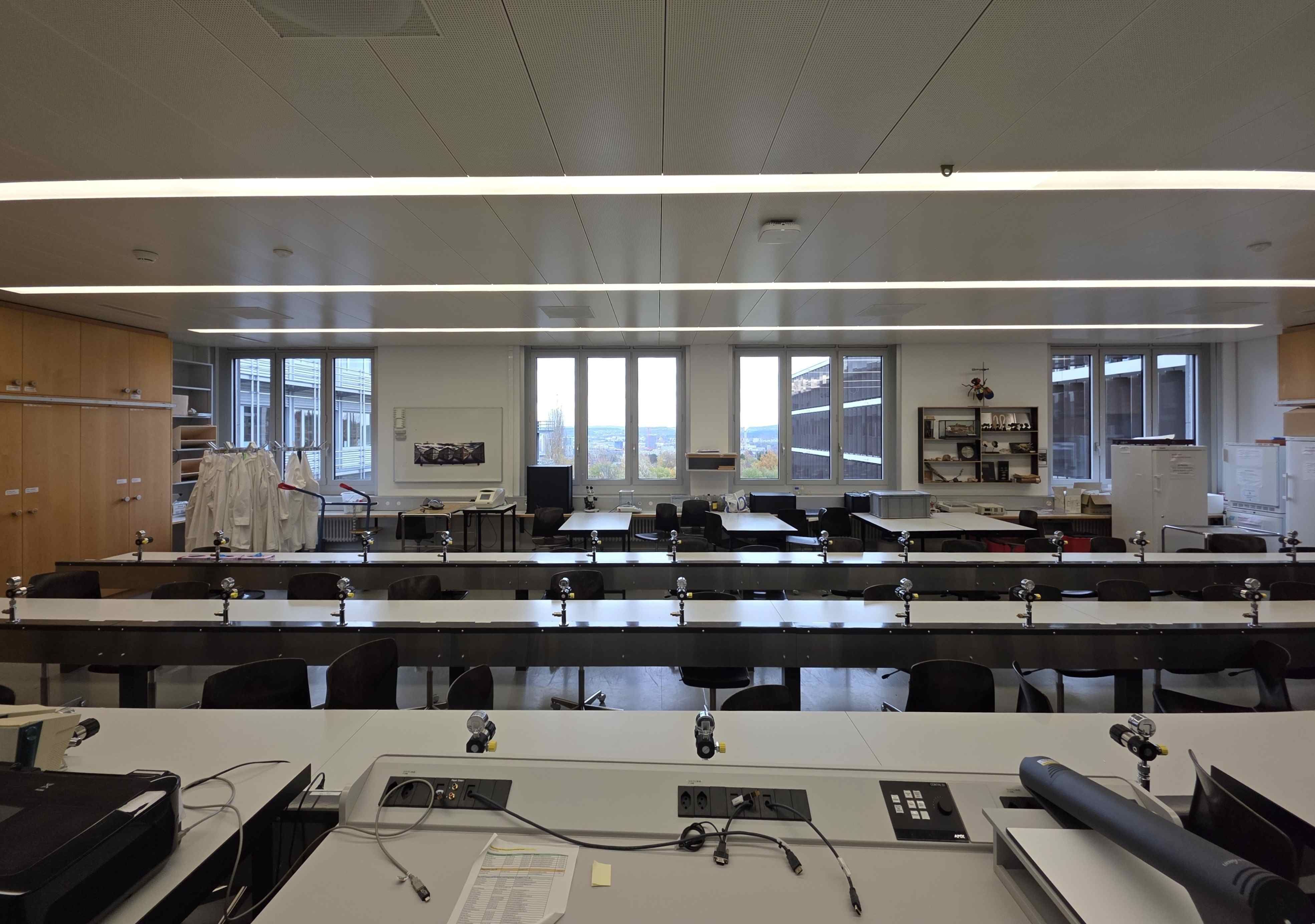 Labor Y17-L-05: Blick auf den Raum vom Dozierendenpult aus.