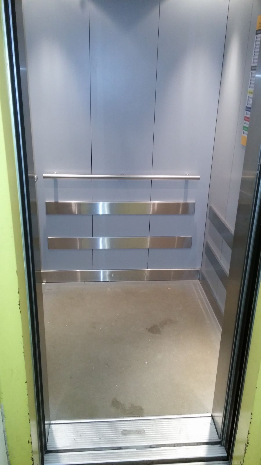 Y50, Zweier-Liftgruppe, direkt neben dem grossen Lift.: Der Innenraum eines kleinen Liftes.