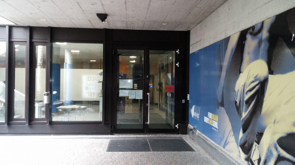Gebäude Y30: Der Haupteingang zum ASVZ Gebäude.