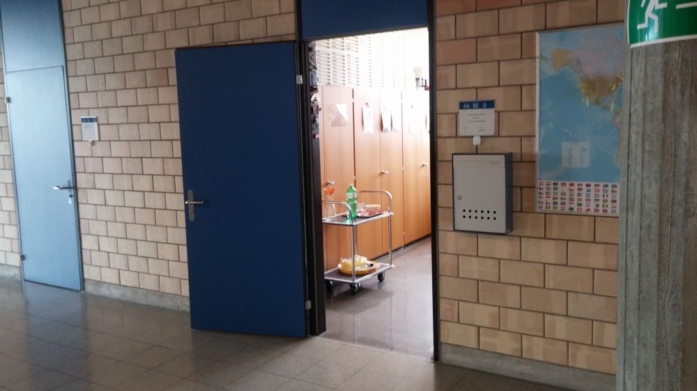 Büro Y44-M-09: Blick auf das Sekretariat und den dazugehörigen Briefkasten.