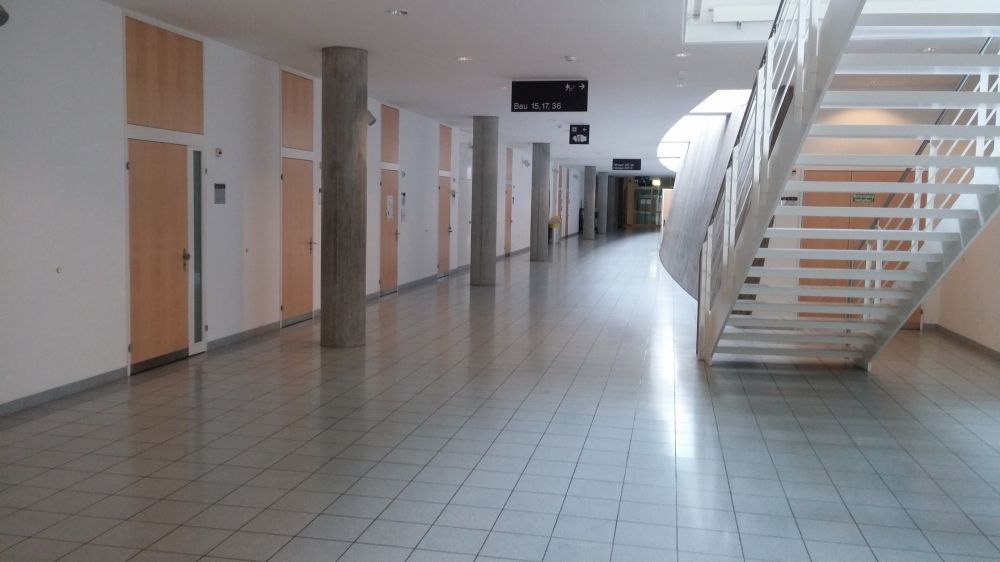 Y55, Stockwerk F: Der Gang auf Ebene F, der von Y34 zu Y55 führt.