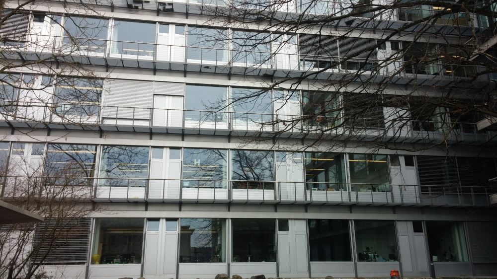 Y55-H, Balkon/Terrasse: Das Gebäude mit den Fluchtbalkonen von aussen. Wie man gut sehen kann, hat jeder Raum eine Türe zum Fluchtbalkon.