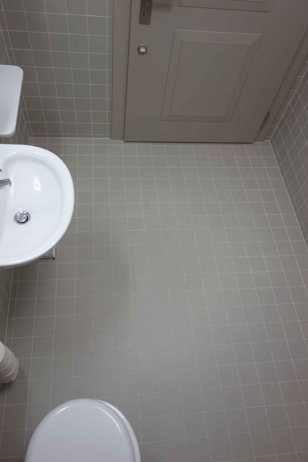 Rollstuhl-WC RAA-E-24: Überblicksbild des Rollstuhl-WCs von oben.