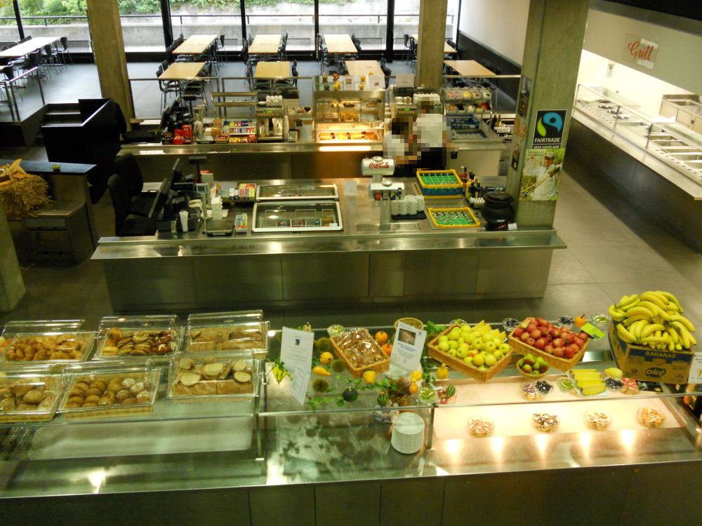 MEN-A, Mensa: Sicht auf Essensausgabe, Buffet und Kasse.