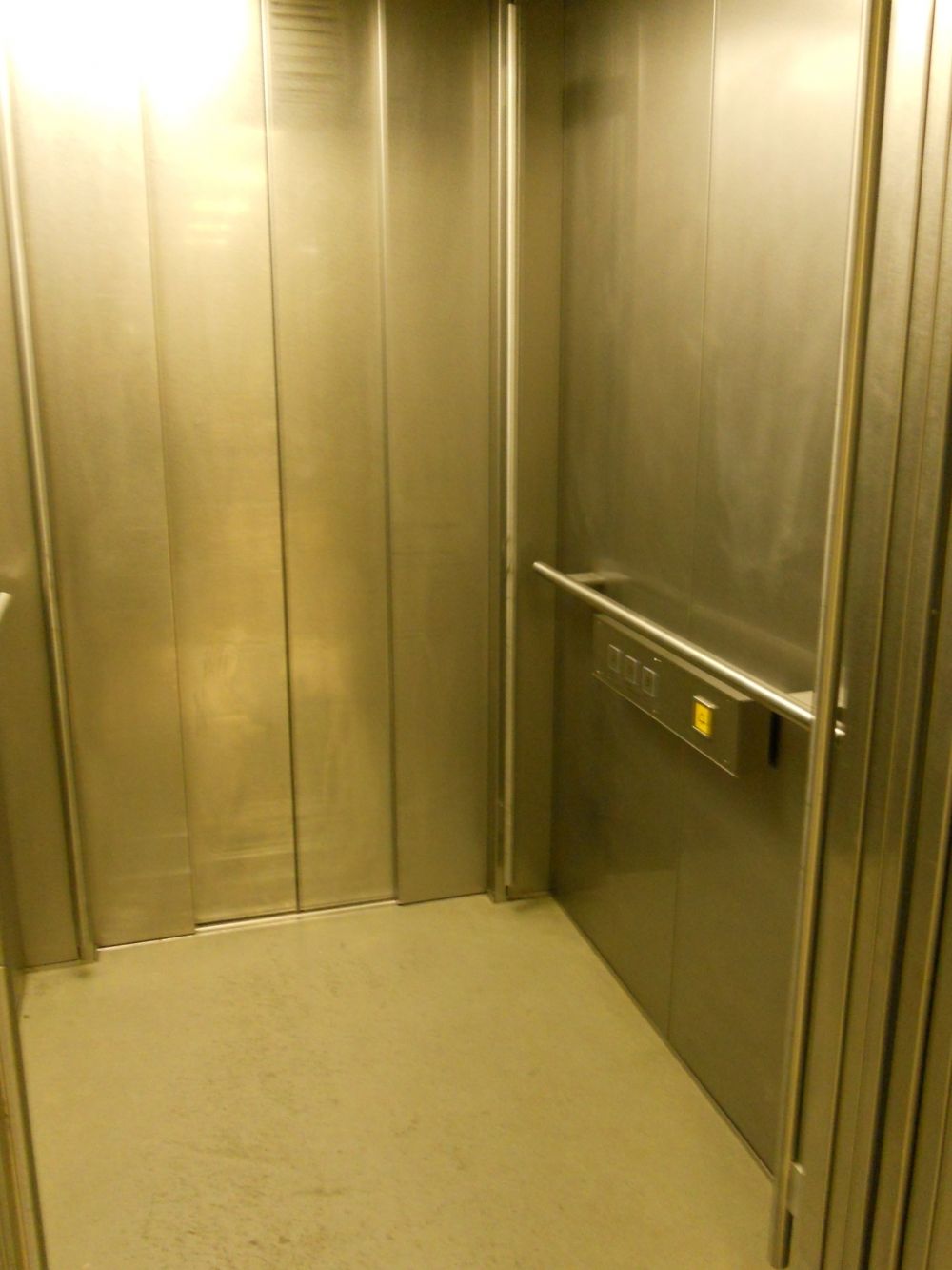 MEN, Küchenlift (von obere zu untere Mensa): Innenansicht des Lifts.