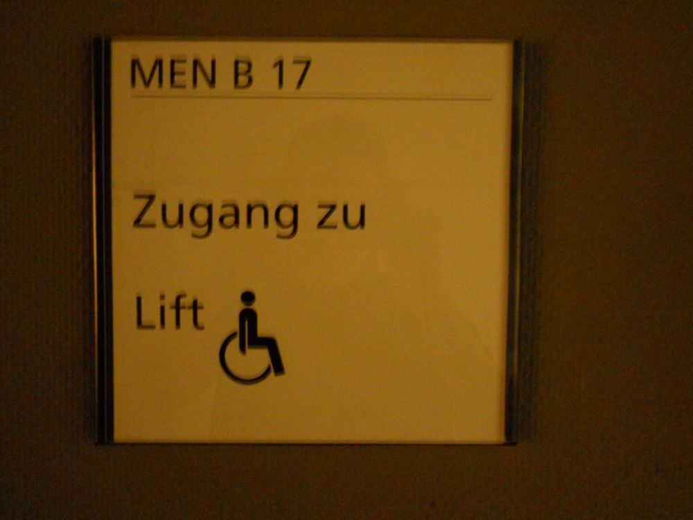 MEN, Küchenlift (von obere zu untere Mensa): Beschilderung bei Türe (Zugang zu Lift).