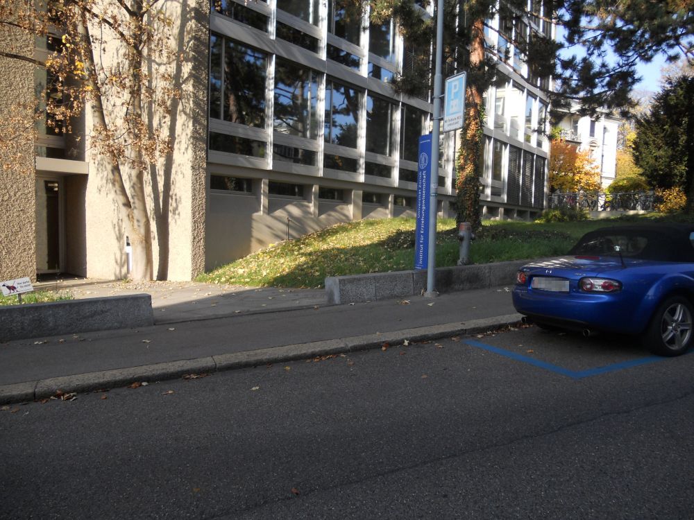 Gebäude FRE: Sicht auf Güterumschlagplatz (auch für Taxi) und Parkplätze vor Nebeneingang Steinwiesstrasse. Distanz bis Eingang von Strasse aus ca. 15 Meter.