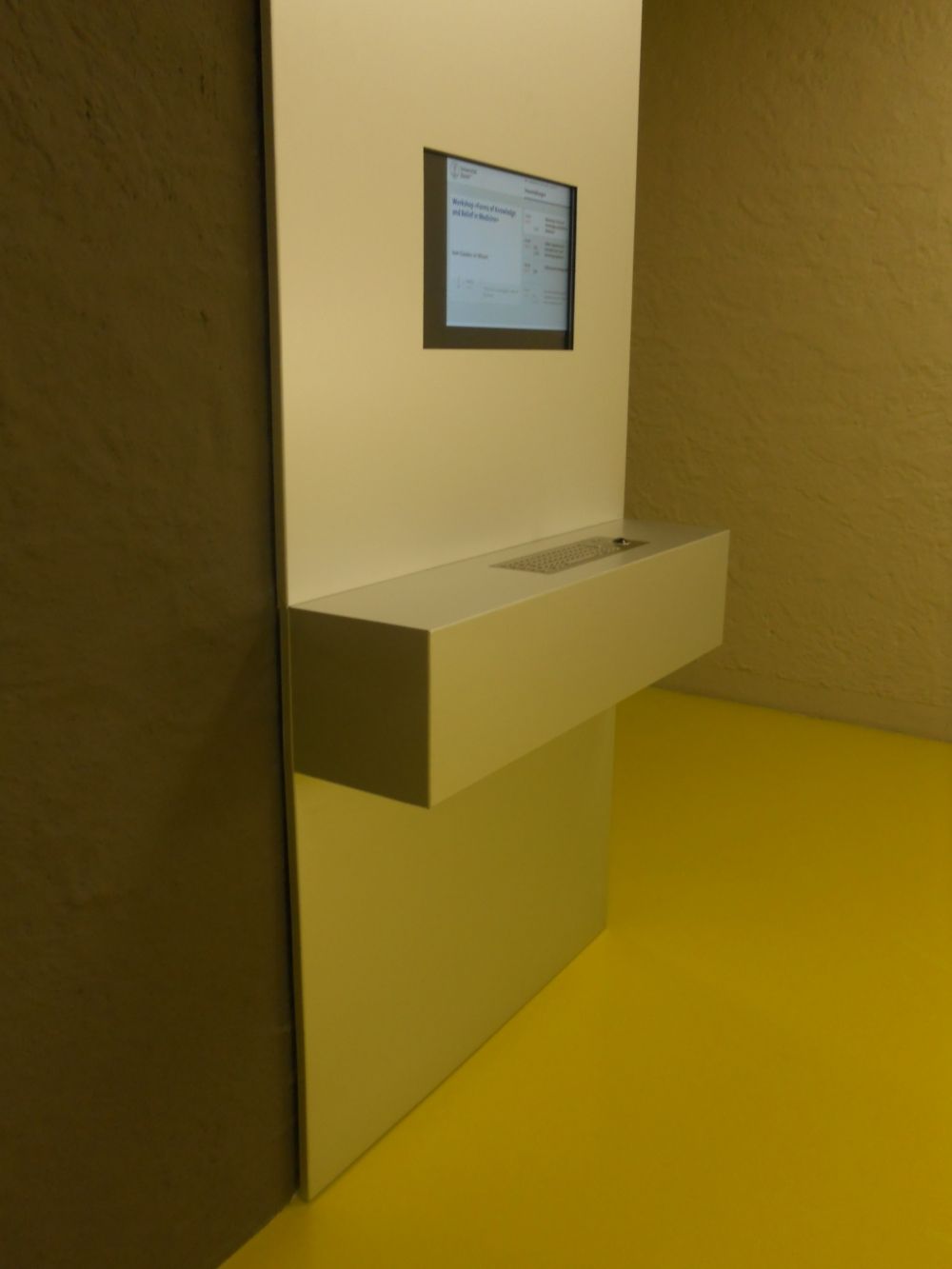 FRE, Stockwerk D: Sicht auf "Info-Terminal": Höhe 100cm. Unterfahrbarkeit 25cm.