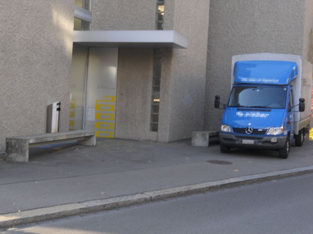 Gebäude FRE: Sicht auf Güterumschlagplatz vor Haupteingang (auch für Taxi).