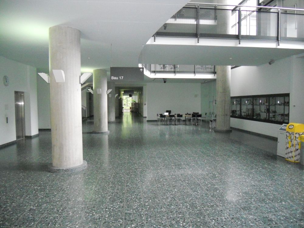 Y16, Stockwerk G: Blick vom Gebäude Y15 her auf Y16. Links sind die Lifte von Y36 zu sehen, rechts der Hörsaal G-05.