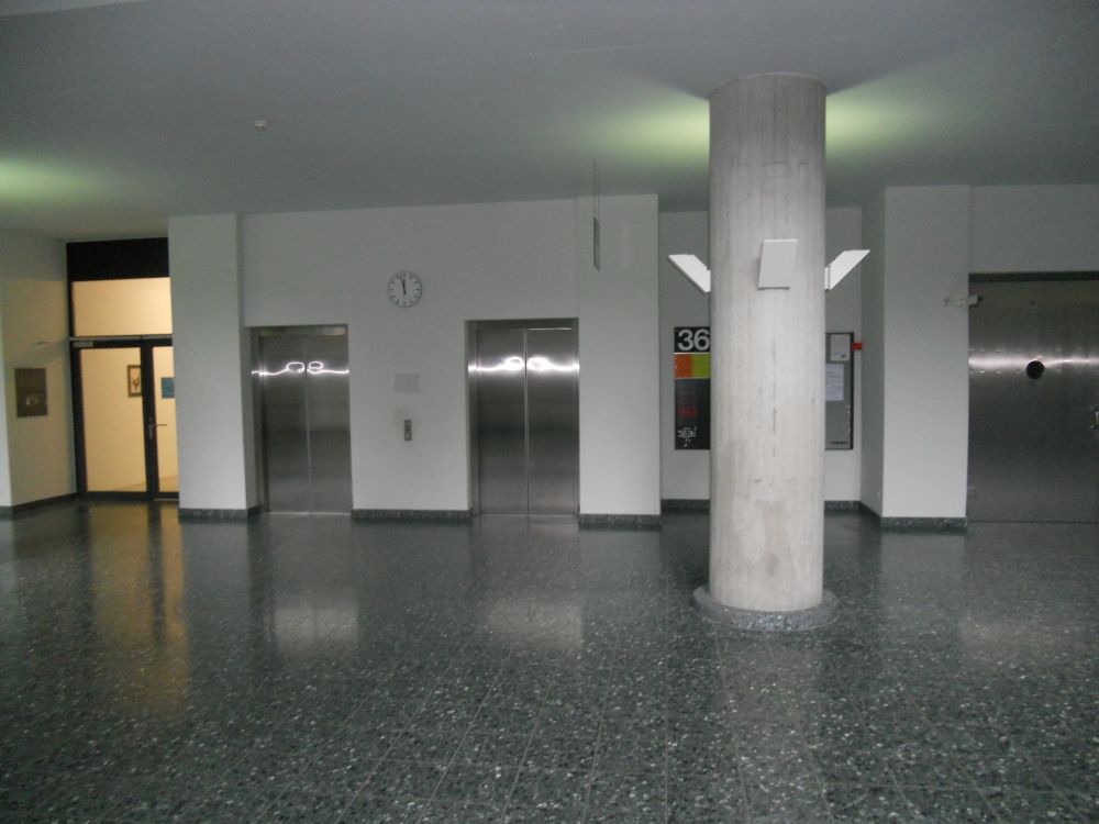 Y16, Stockwerk G: Blick vom Hörsaal G-05 auf die Lifte von Y36.