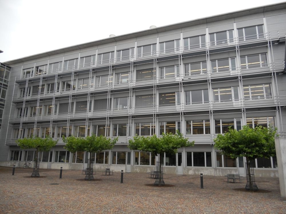 Y17-J, Balkon/Terrasse: Ansicht der Vorderseite von Y17. Die Fluchtbalkone führen zu einer Treppe ganz rechts.
