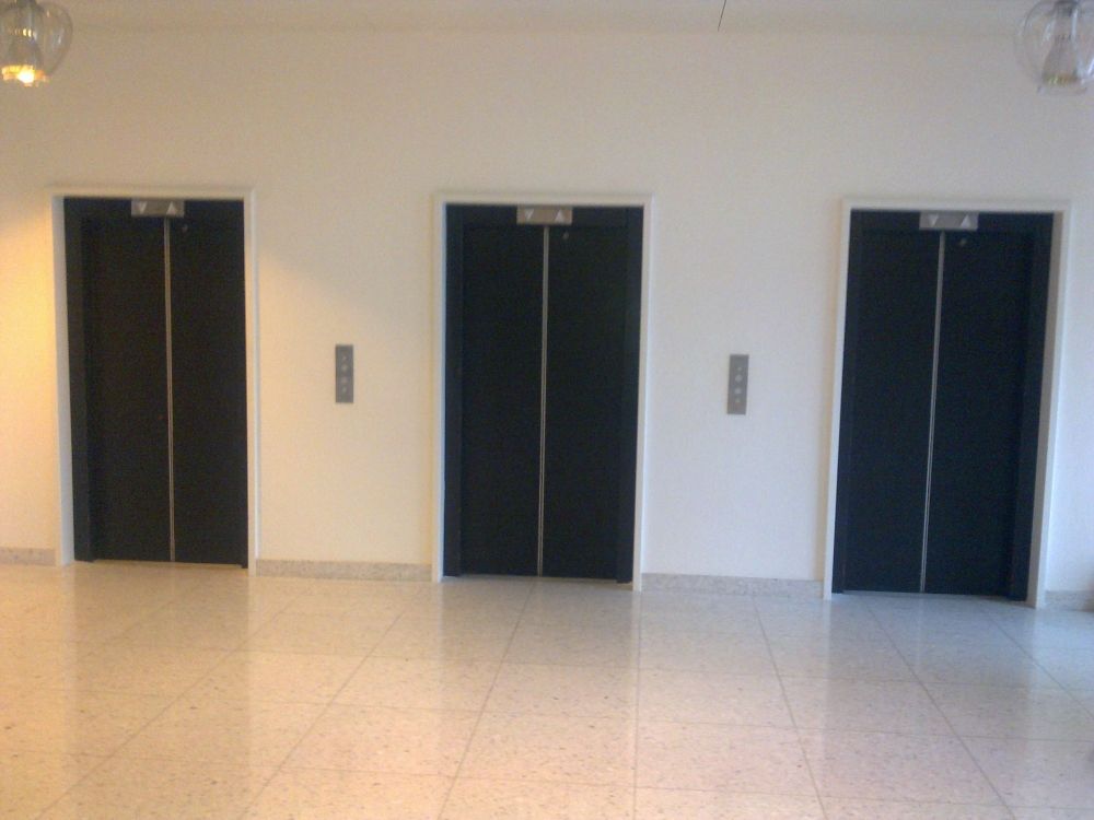 Y13, Dreier-Liftgruppe: Dreier-Liftgruppe im Stockwerk M.