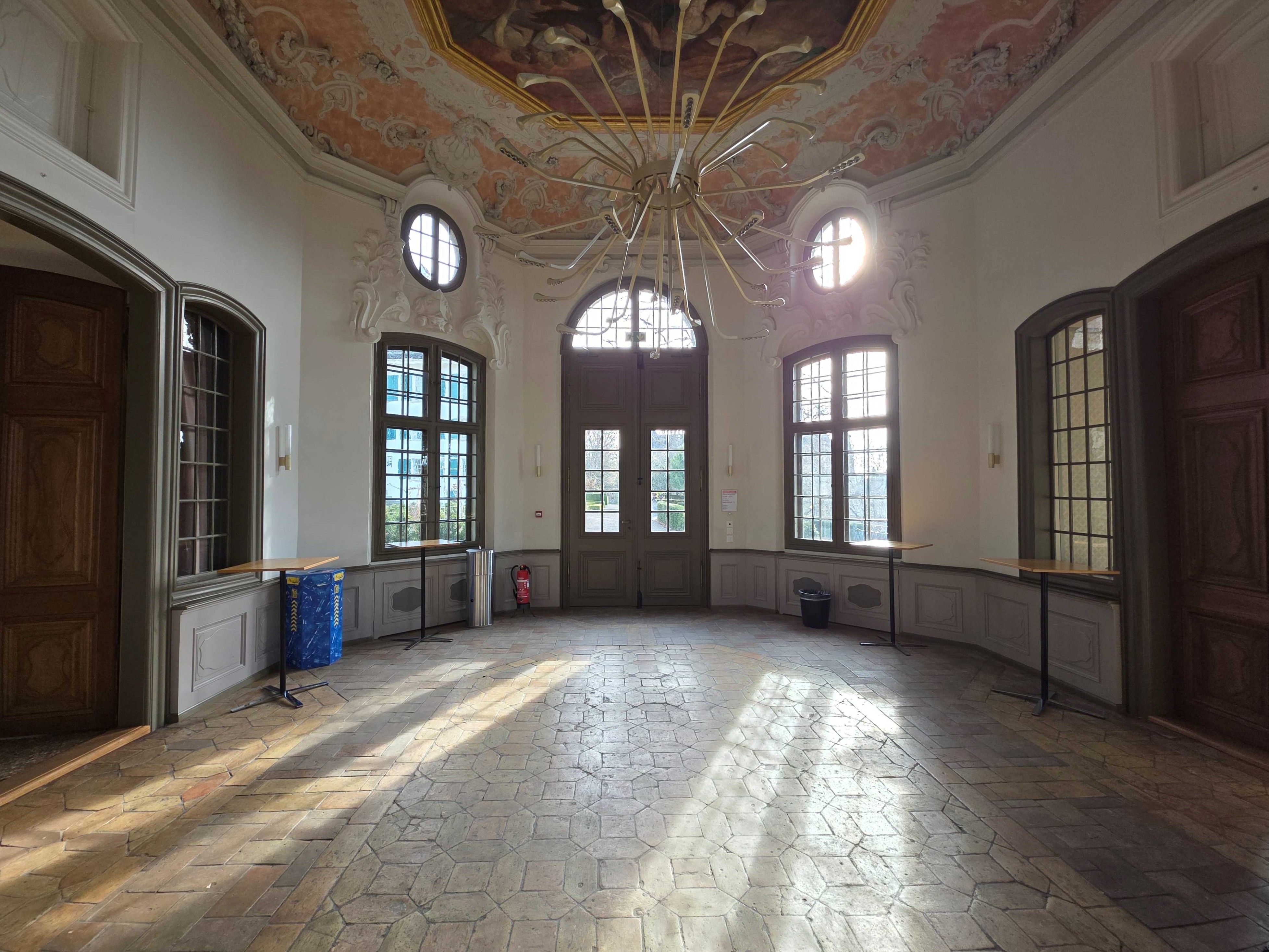 Eingangshalle E-01: Bild der gesamten Halle mit Blick auf den Haupteingang von der gegenüberliegenden Wand aus.