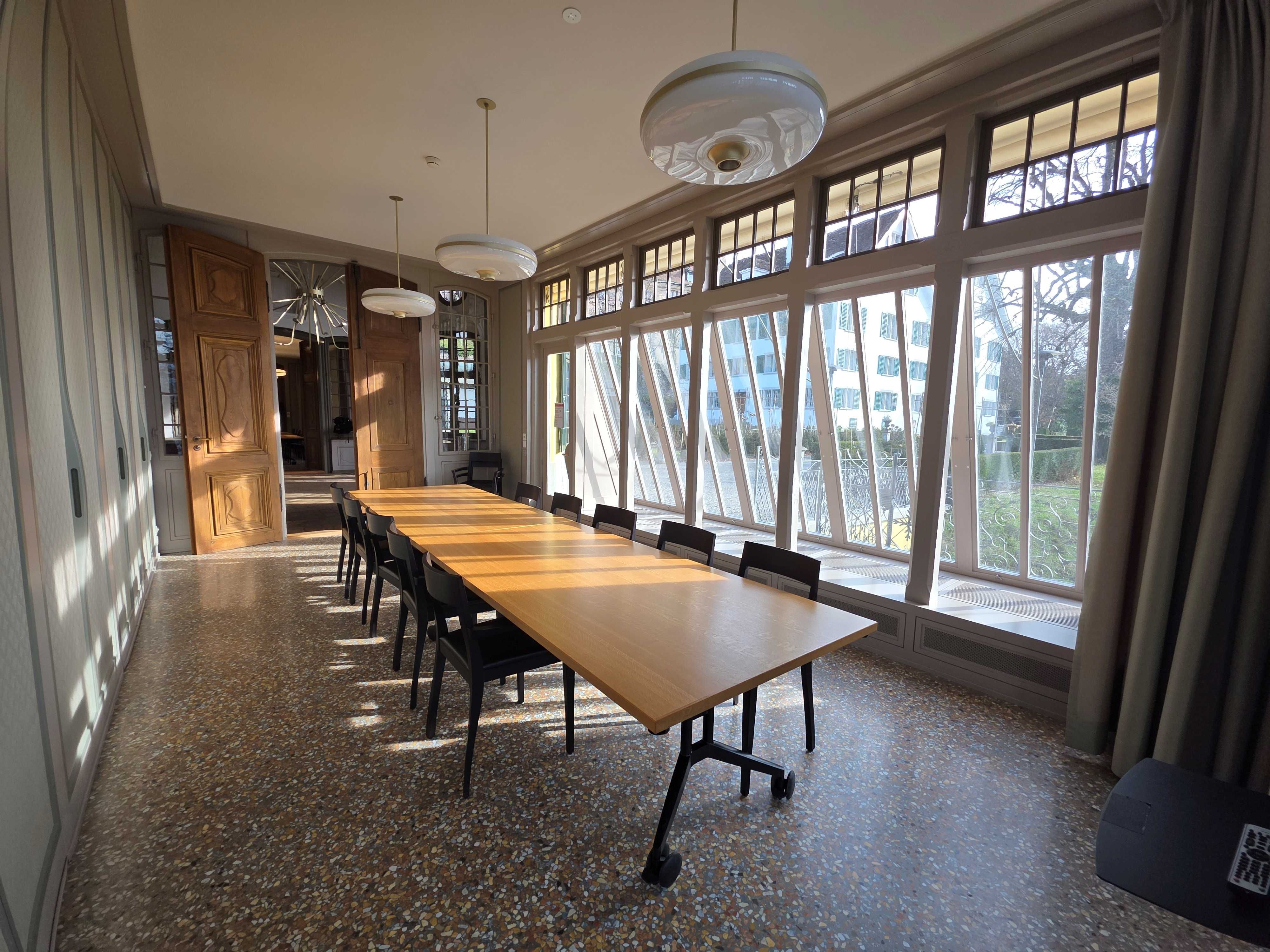 E-02: Bild vom ganzen Raum mit Blick auf den Eingang.