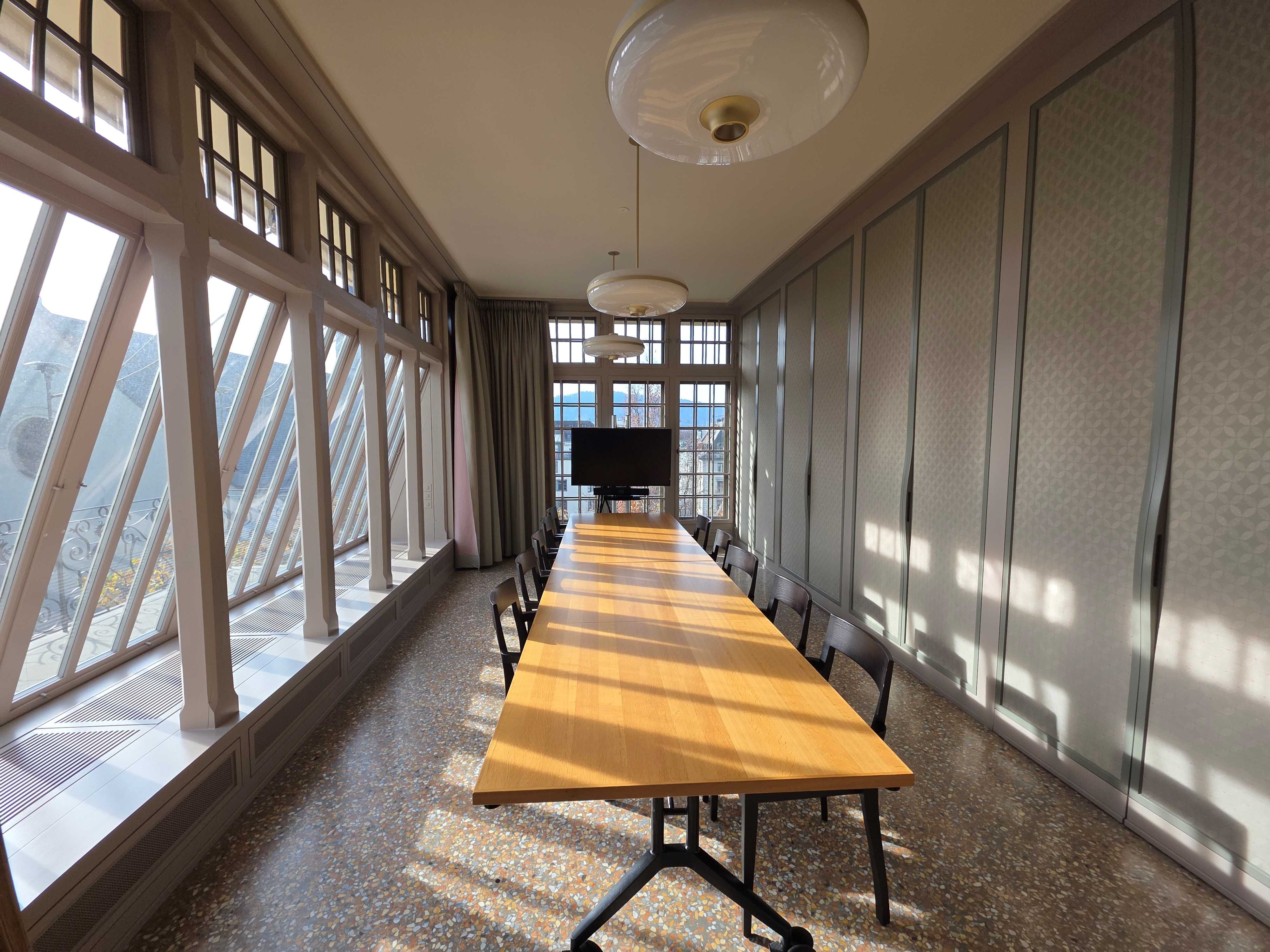 E-02: Blick auf den ganzen Raum von der Eingangstür aus.