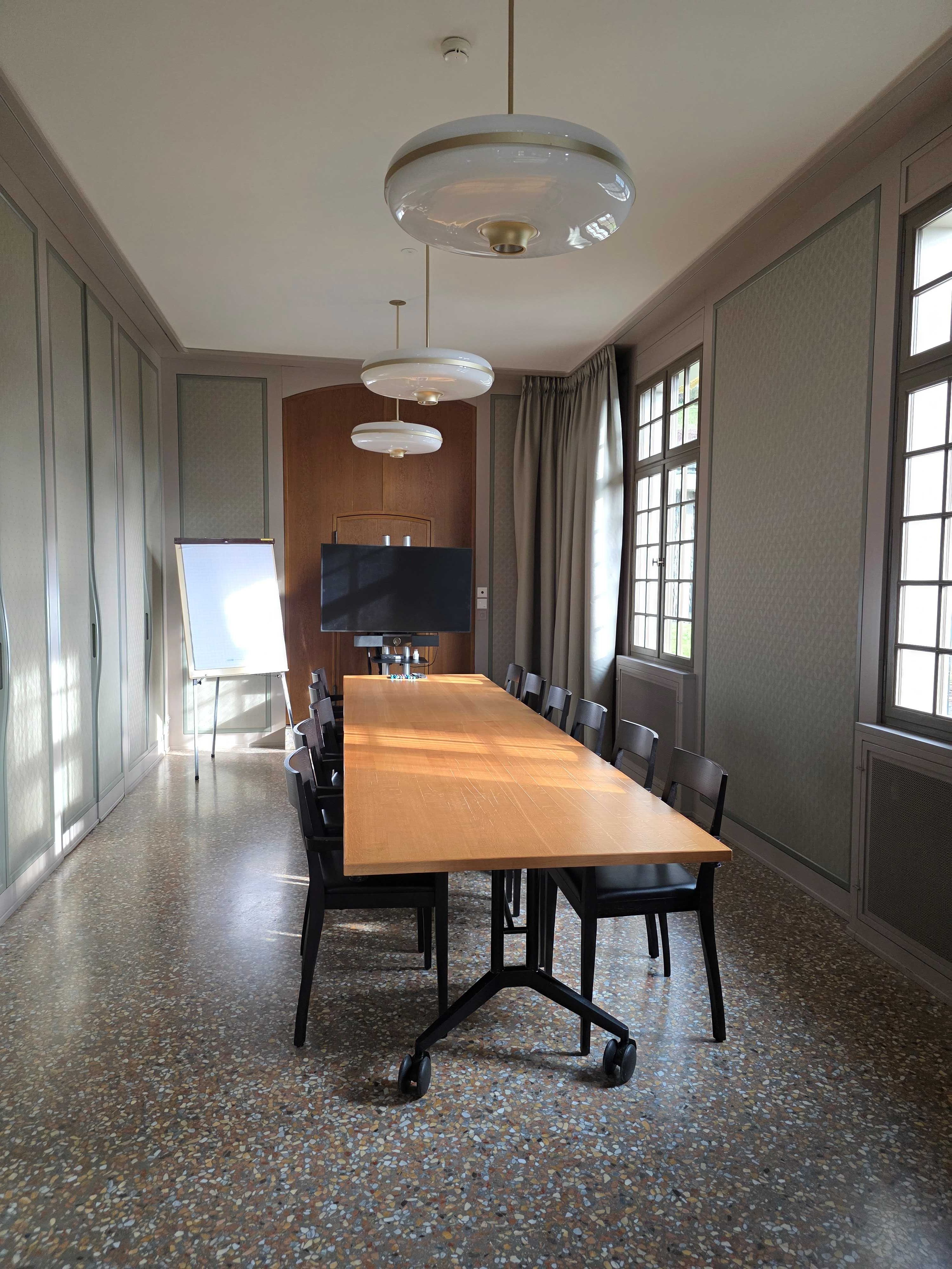 E-03: Blick auf den ganzen Raum vom Eingang aus.