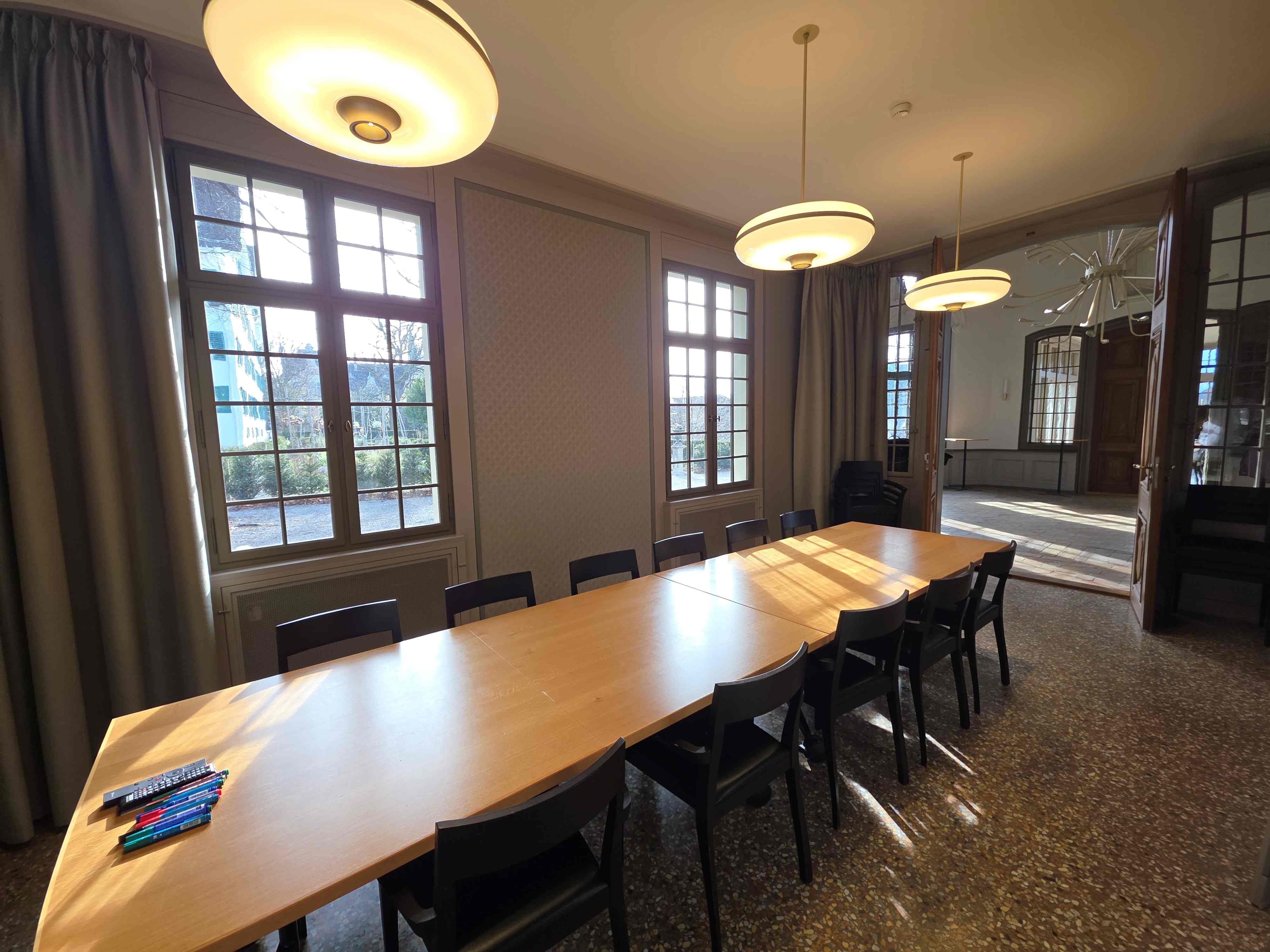 E-03: Bild vom ganzen Raum mit Blick auf den Eingang.