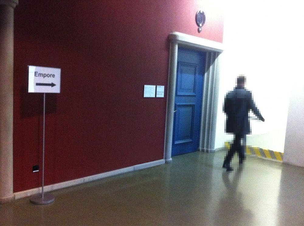 KOL-H, Empore der Aula: Weg zur Empore über hohe Stufe rechts im Bild.