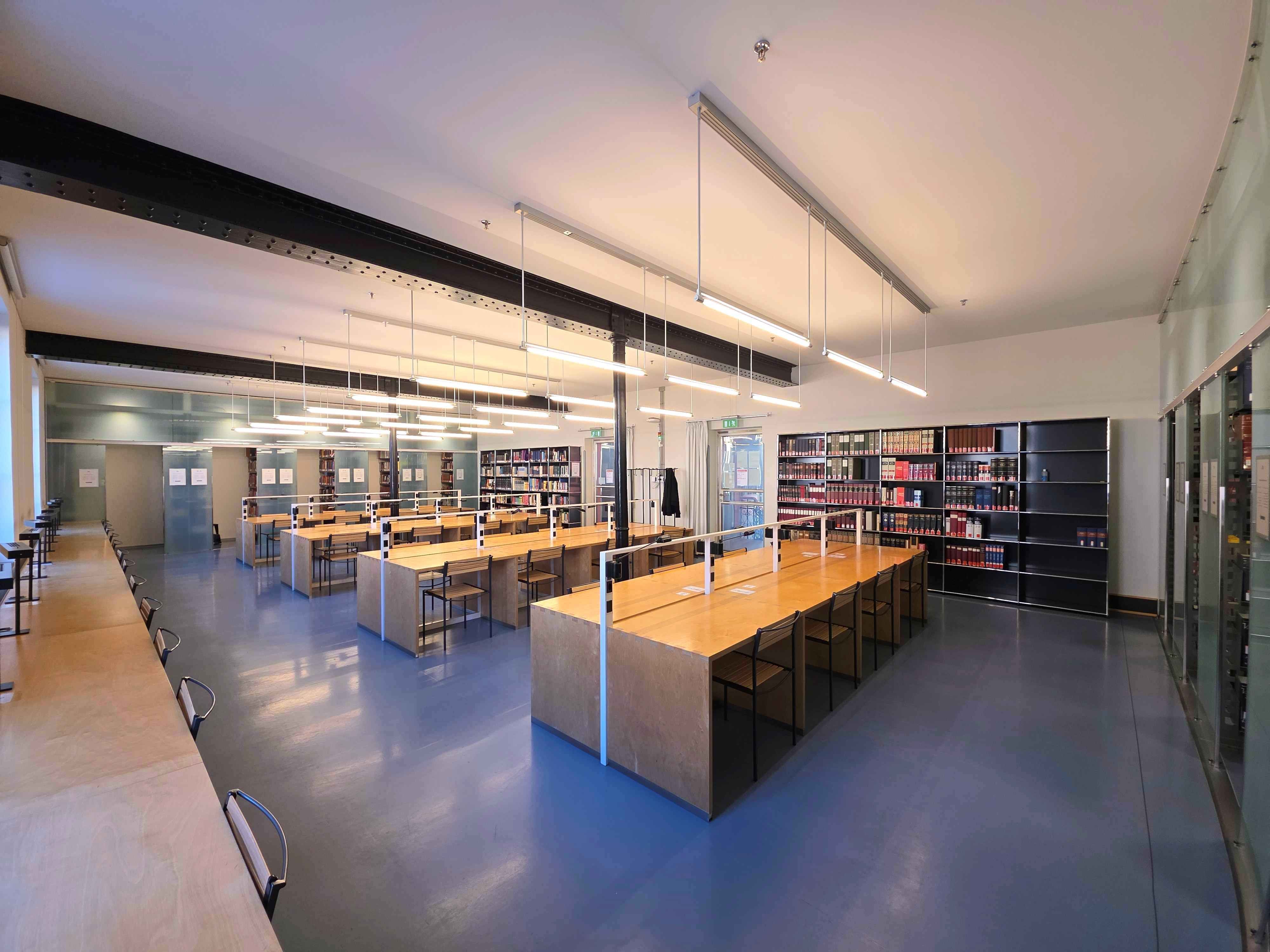 Bibliothek ZUG-G-41: Ansicht vom ganzen Raum. Blick von der rechten Zimmerecke gegenüber vom Eingang.