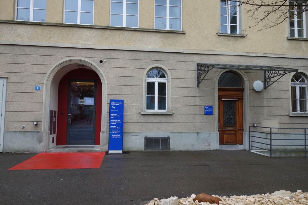 Gebäude SOF: Links der Haupteingang, rechts der stufenlose Eingang.