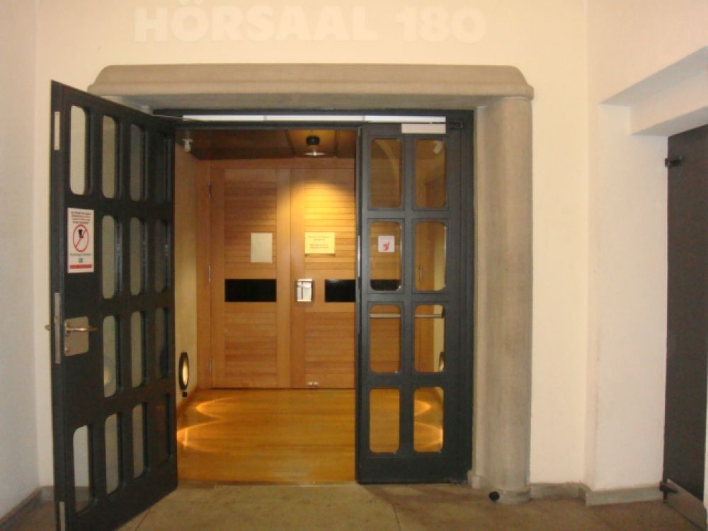 Hörsaal KO2-F-180: Haupt-Eingang, vom KOL her kommend.