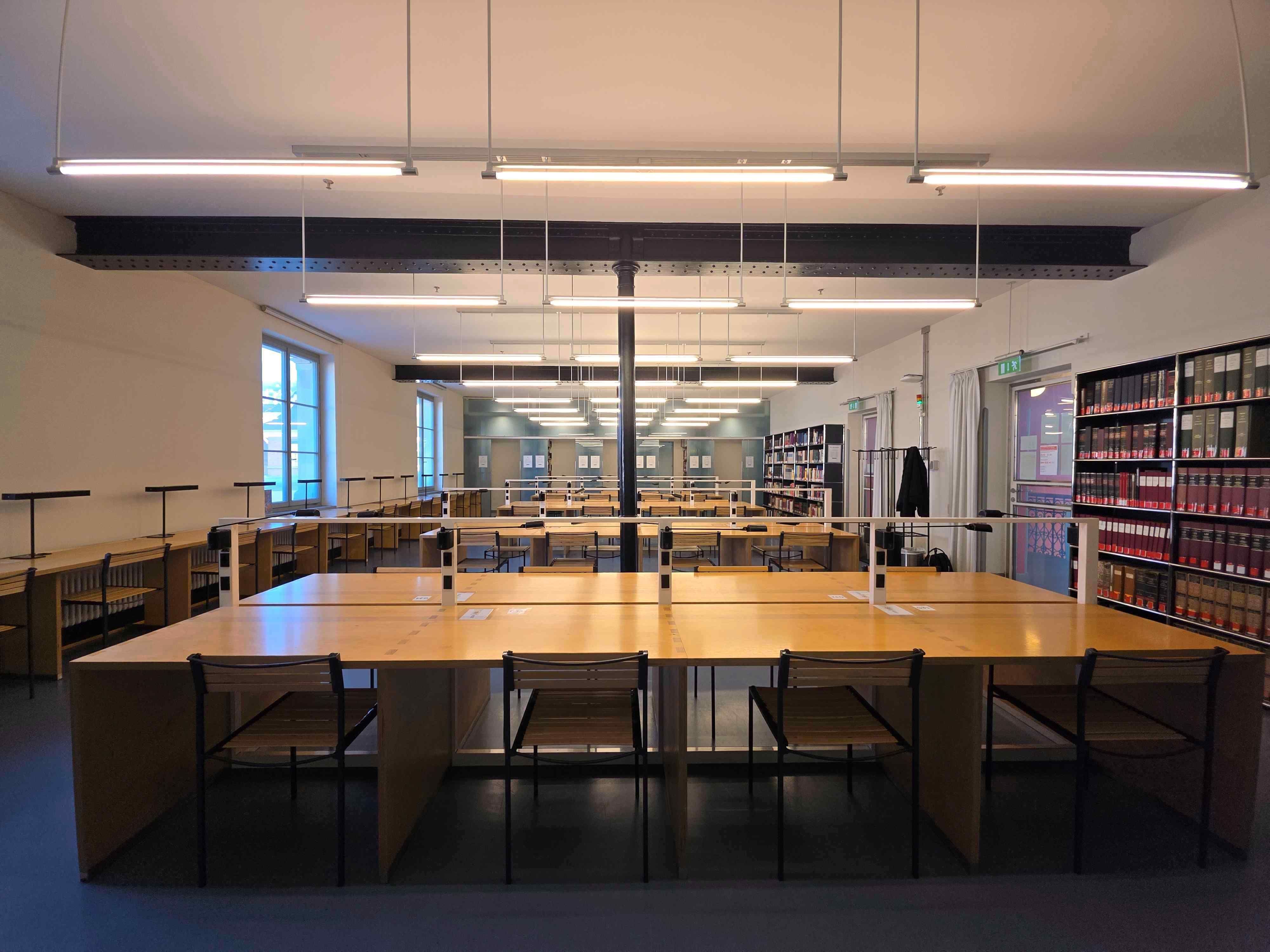 Bibliothek ZUG-G-41: Ansicht vom ganzen Raum. Blick von der Wand aus links vom Eingang.