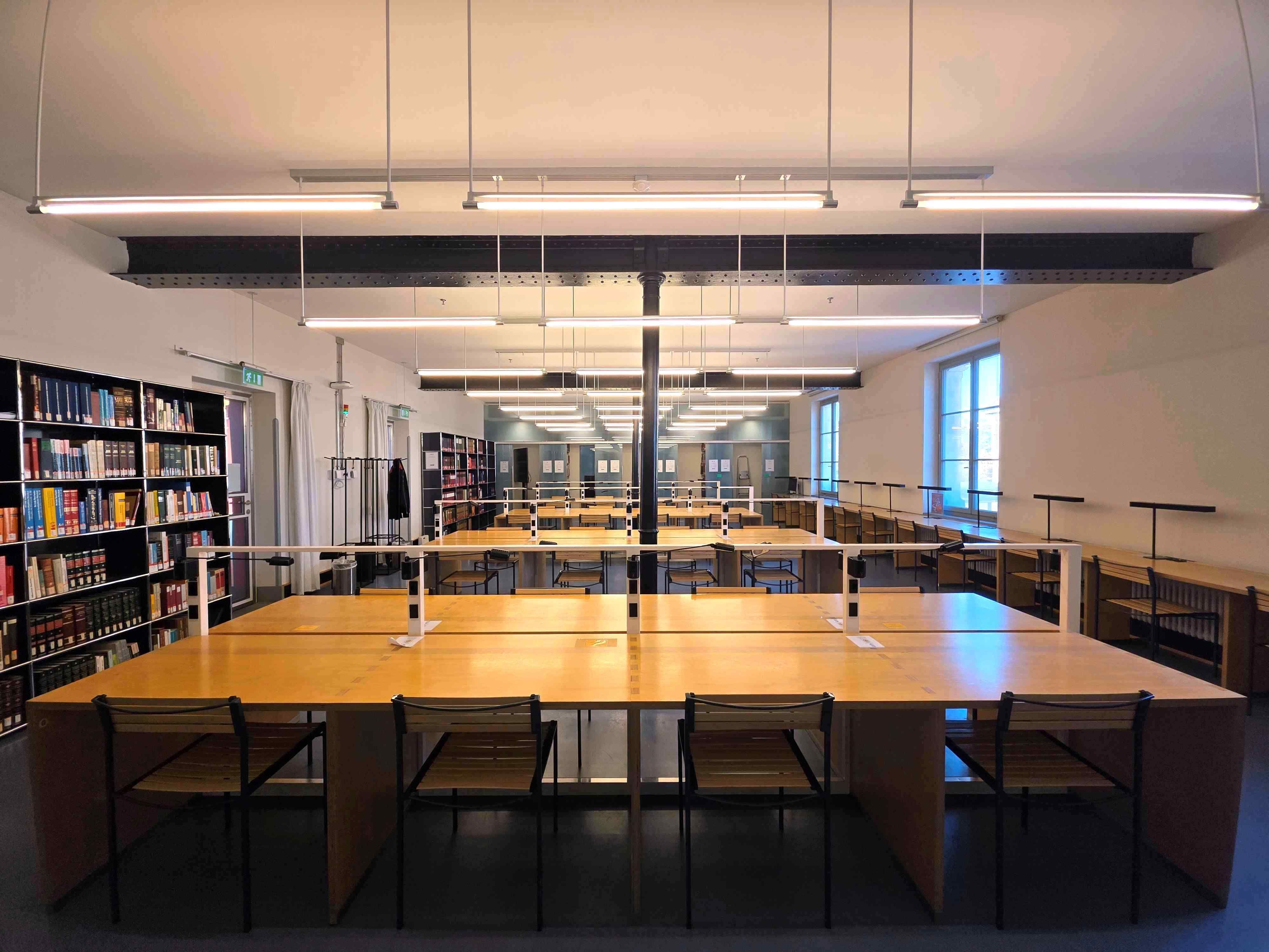 Bibliothek ZUG-G-41: Ansicht vom ganzen Raum von der Wand aus rechts vom Eingang.